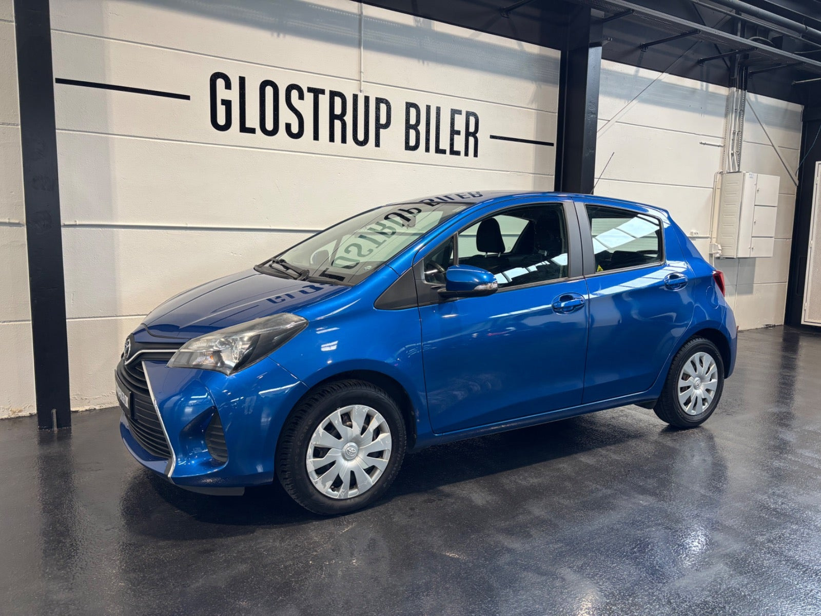 Blå Toyota Yaris fra 2016