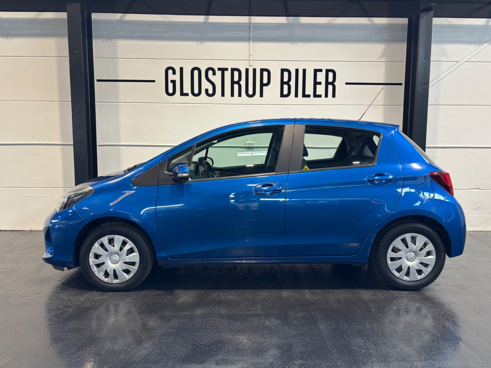 Blå Toyota Yaris fra 2016
