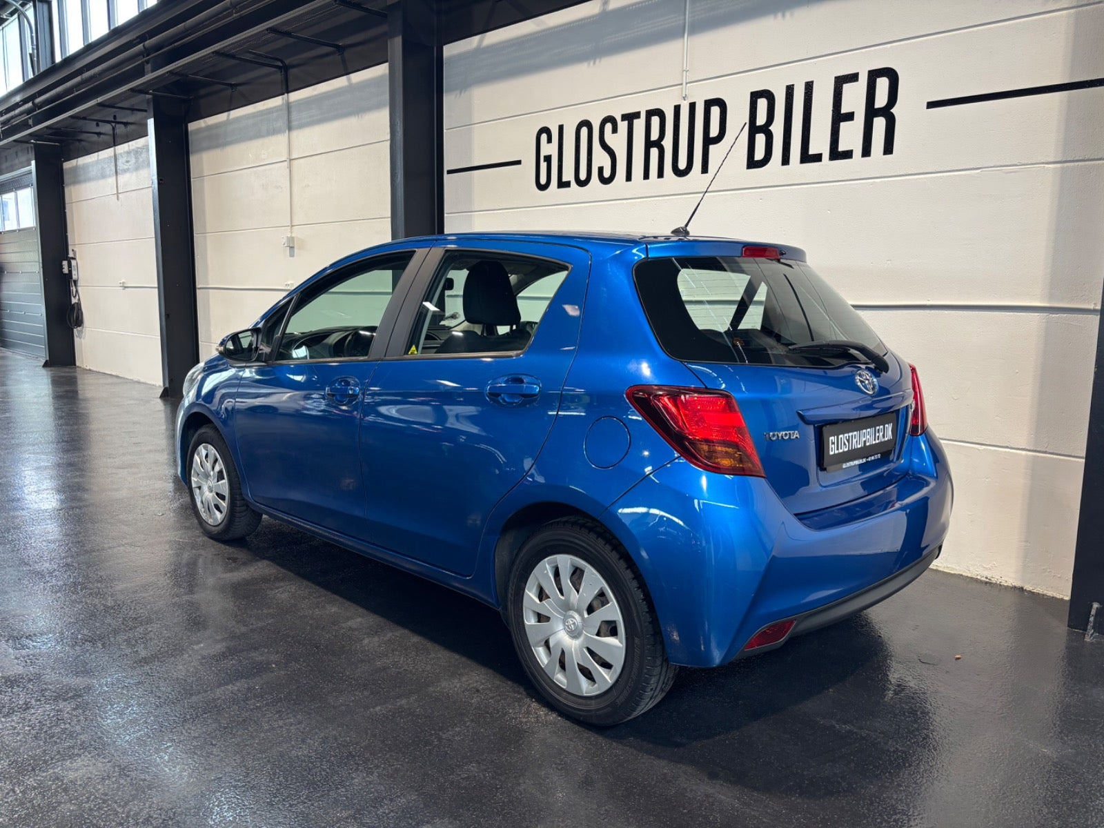 Blå Toyota Yaris fra 2016