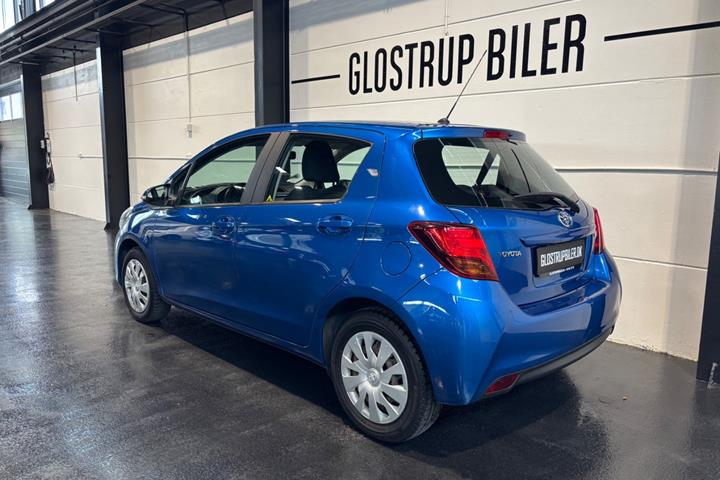 Blå Toyota Yaris fra 2016