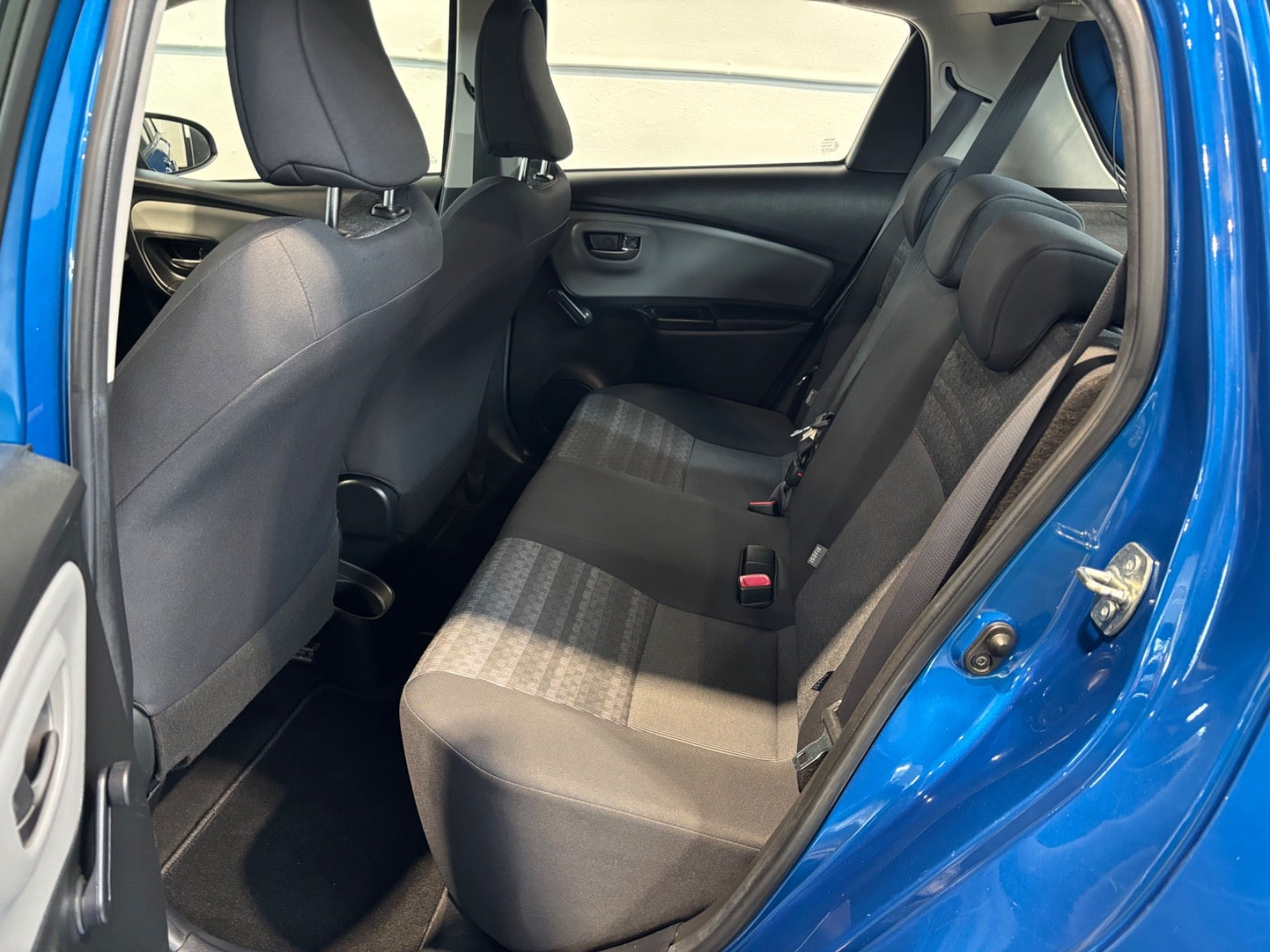 Blå Toyota Yaris fra 2016
