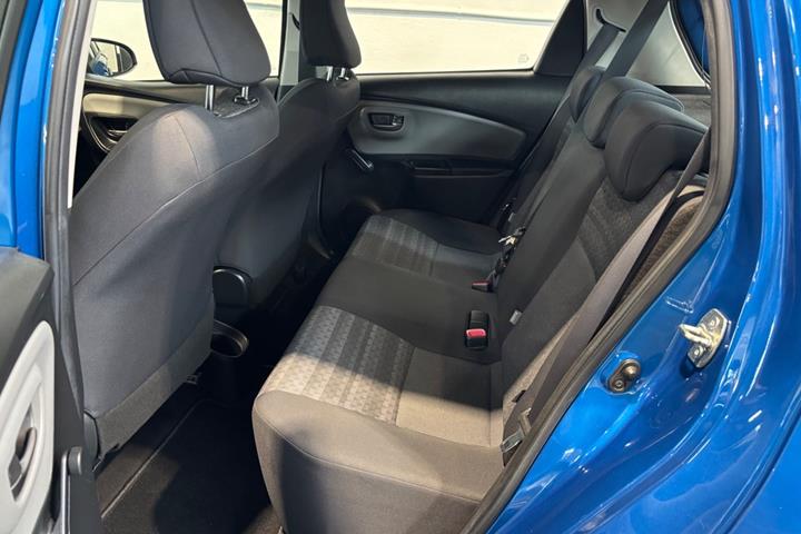Blå Toyota Yaris fra 2016