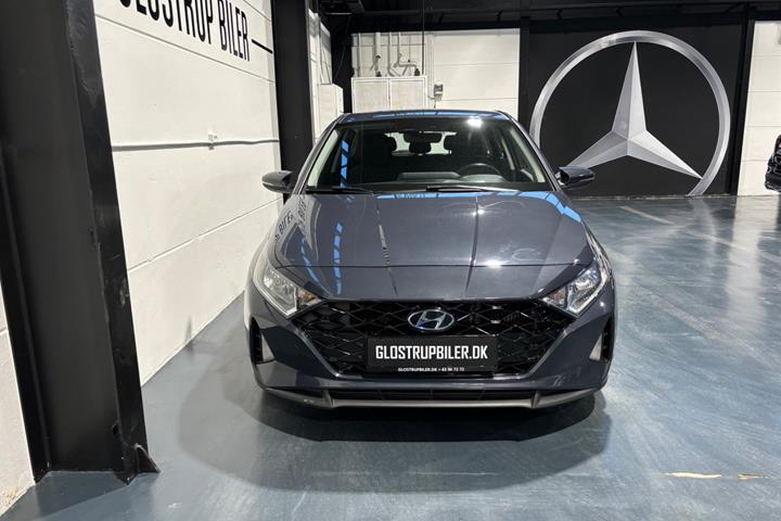 Grå Hyundai i20 fra 2021