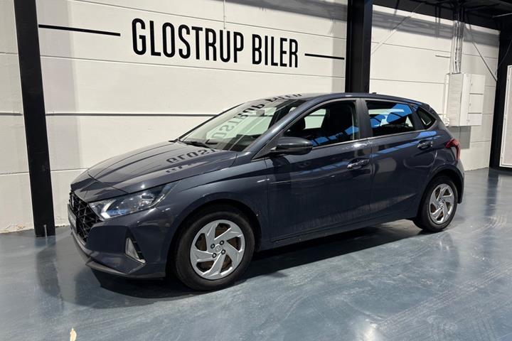 Grå Hyundai i20 fra 2021