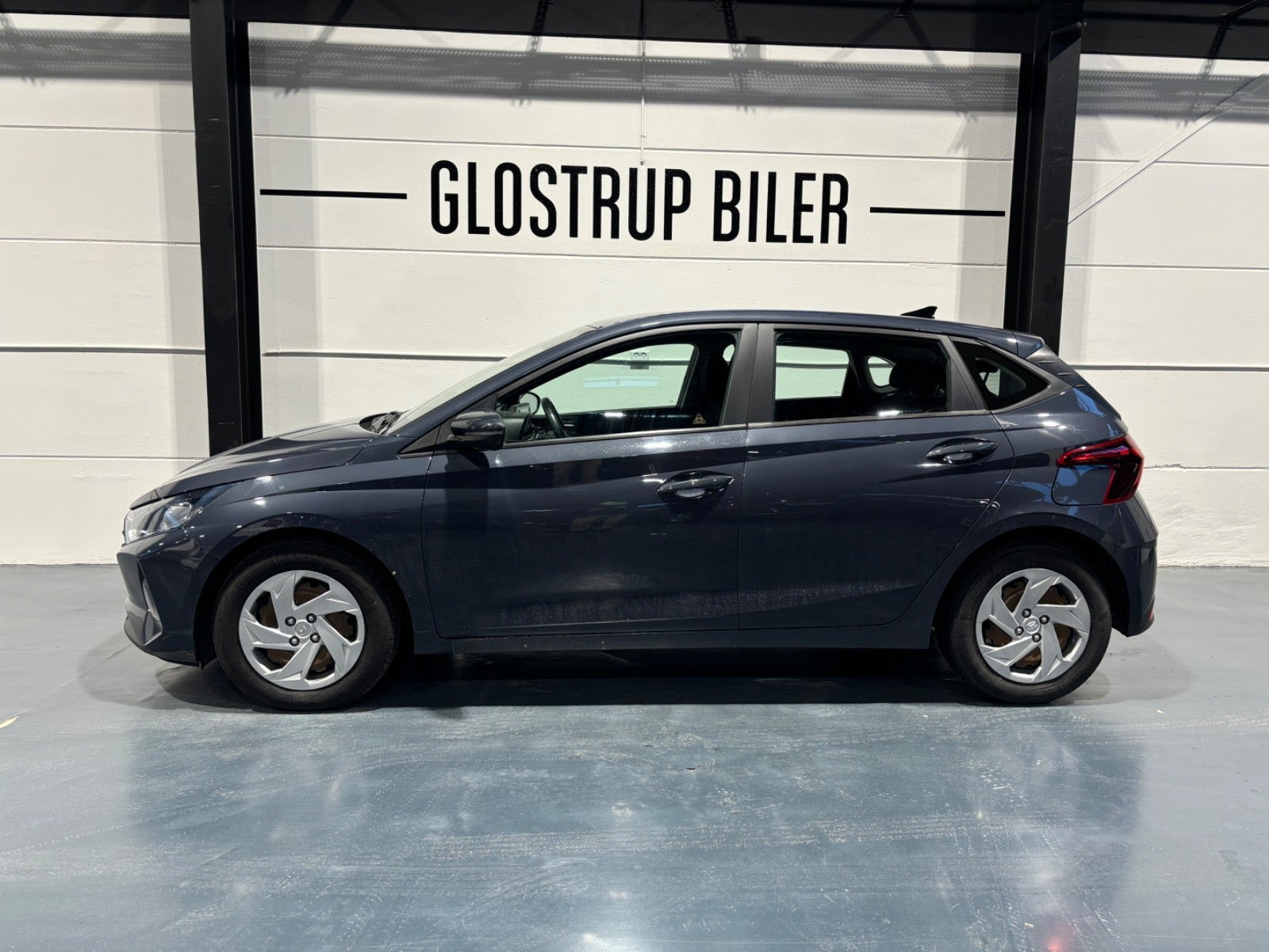 Grå Hyundai i20 fra 2021