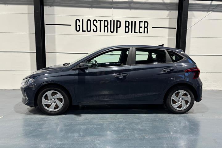 Grå Hyundai i20 fra 2021