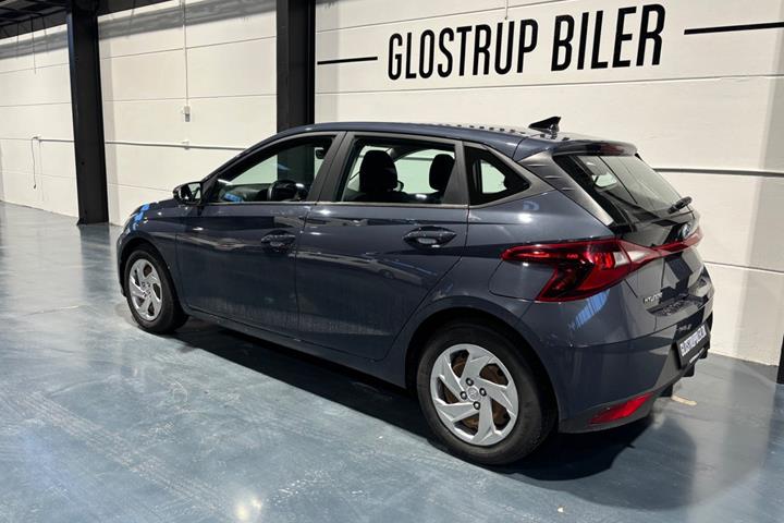 Grå Hyundai i20 fra 2021