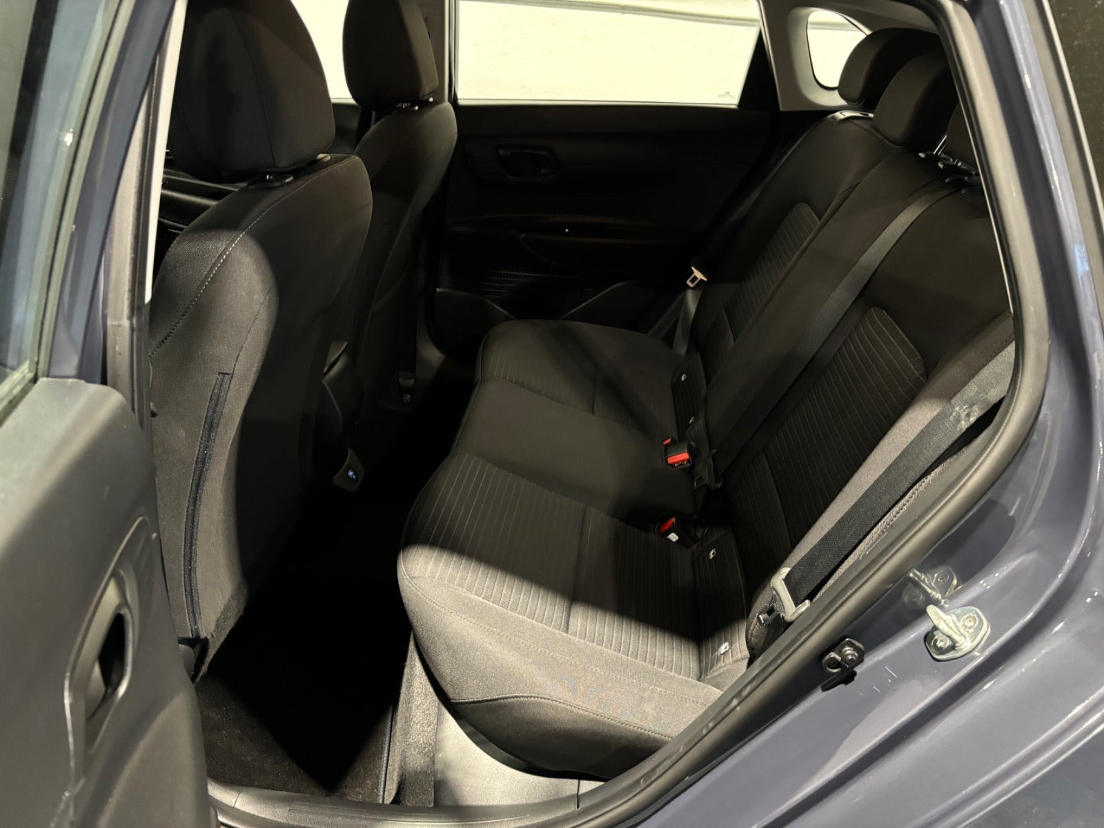 Grå Hyundai i20 fra 2021