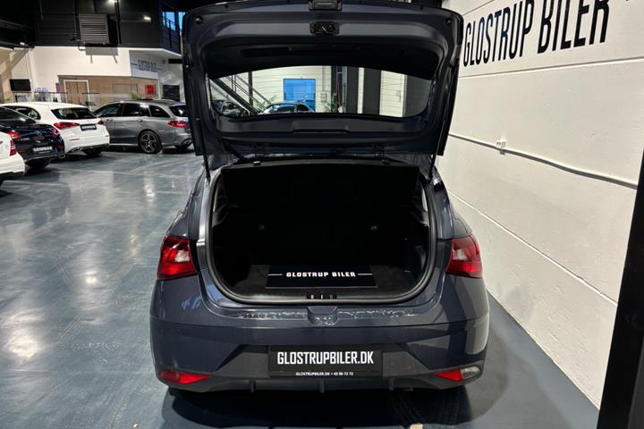 Grå Hyundai i20 fra 2021