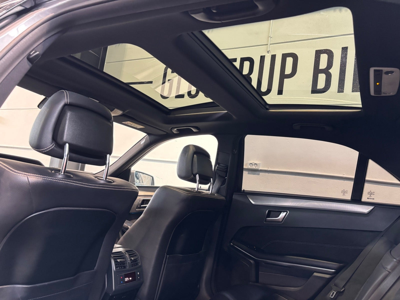 Grå Mercedes E300 fra 2014