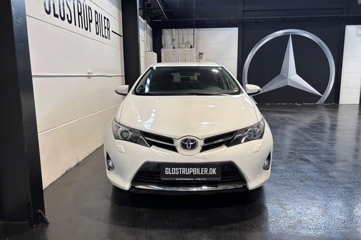 Hvid Toyota Auris fra 2015