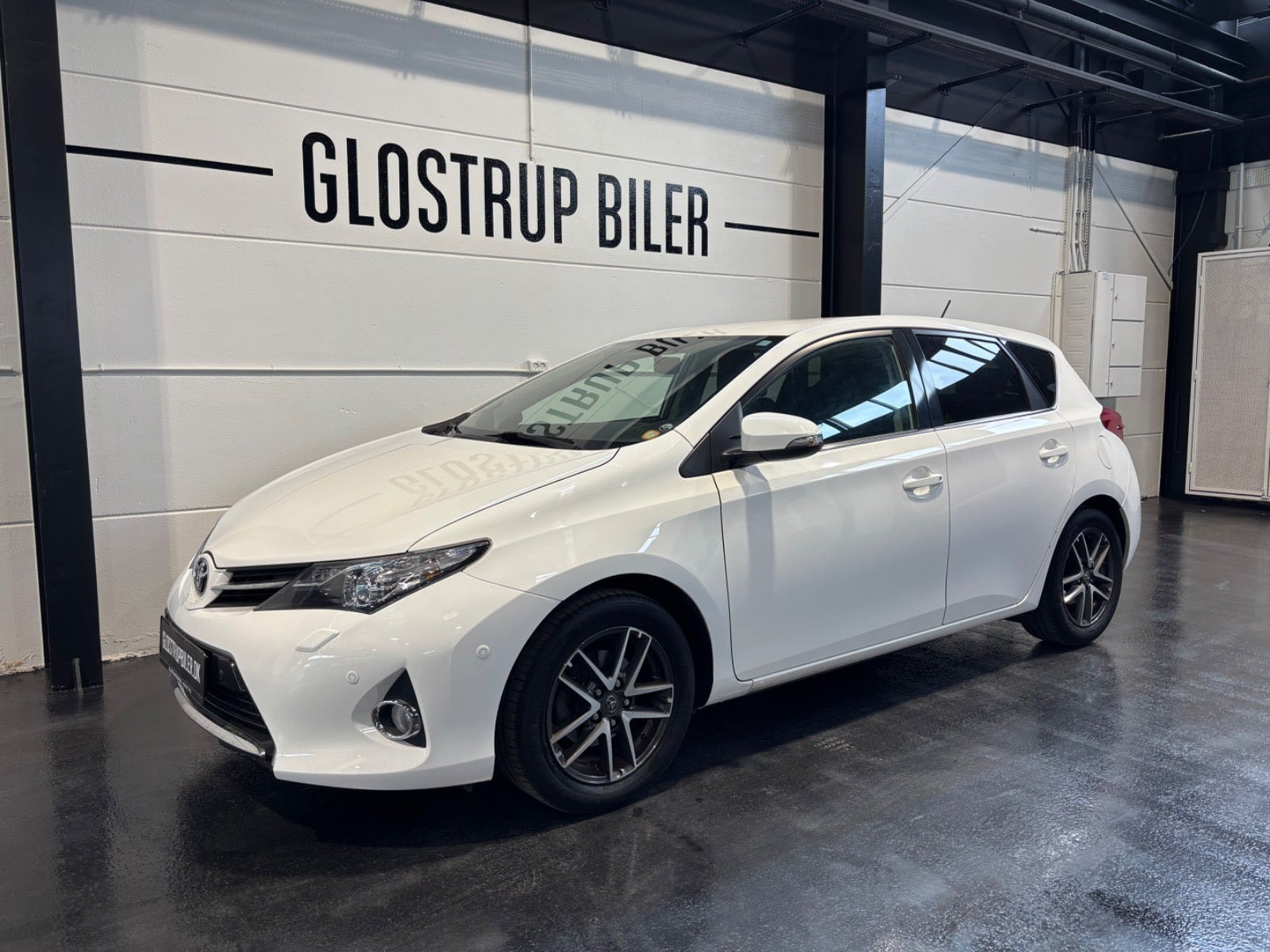 Hvid Toyota Auris fra 2015