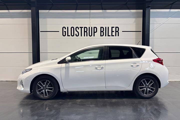 Hvid Toyota Auris fra 2015