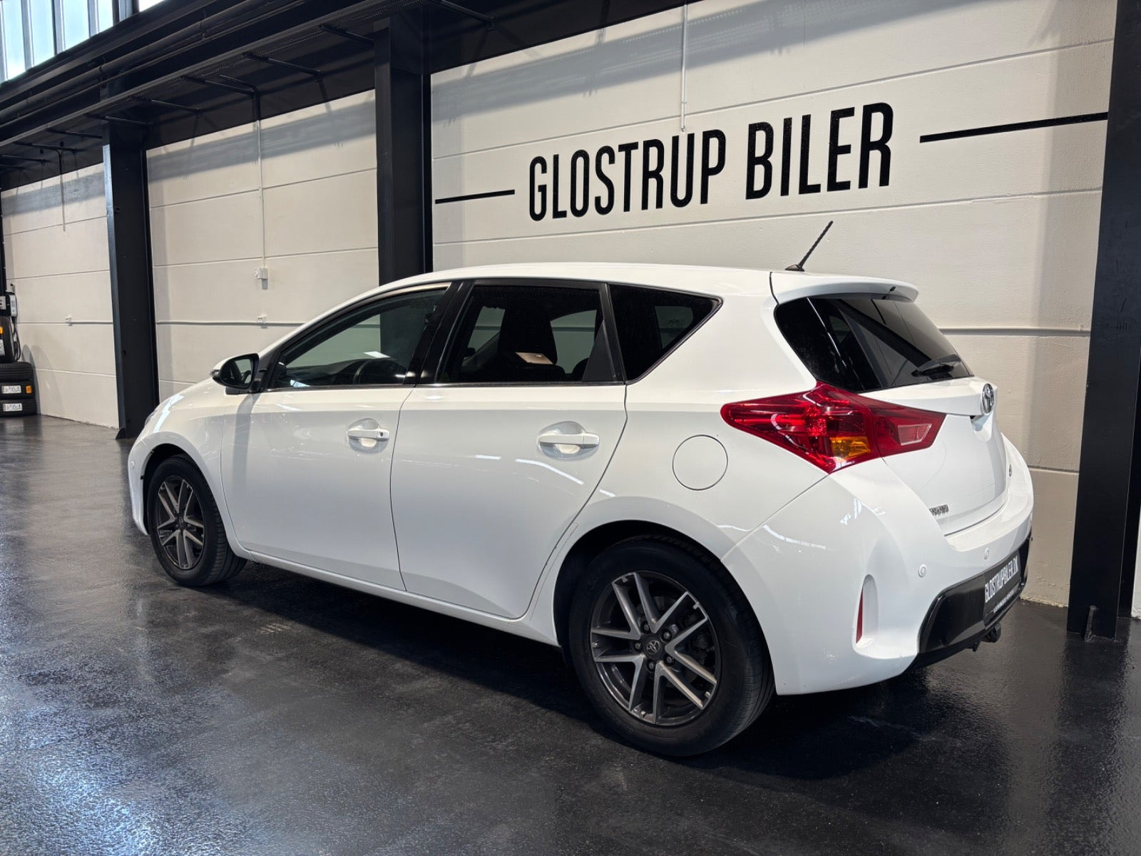 Hvid Toyota Auris fra 2015