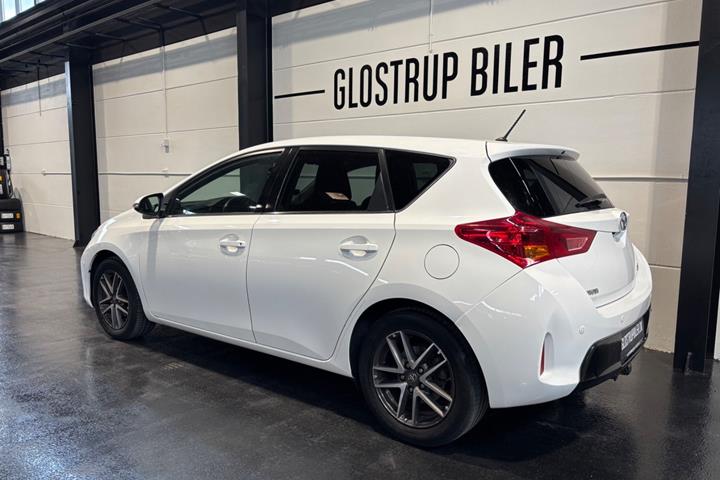 Hvid Toyota Auris fra 2015