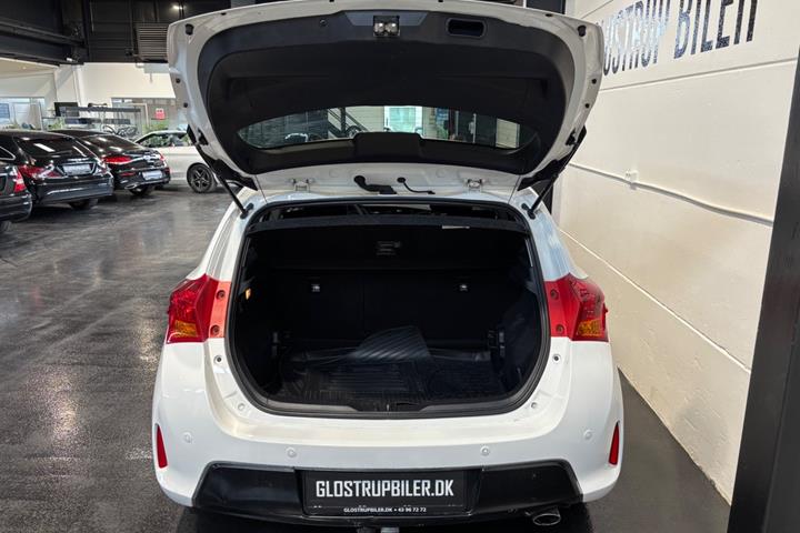 Hvid Toyota Auris fra 2015