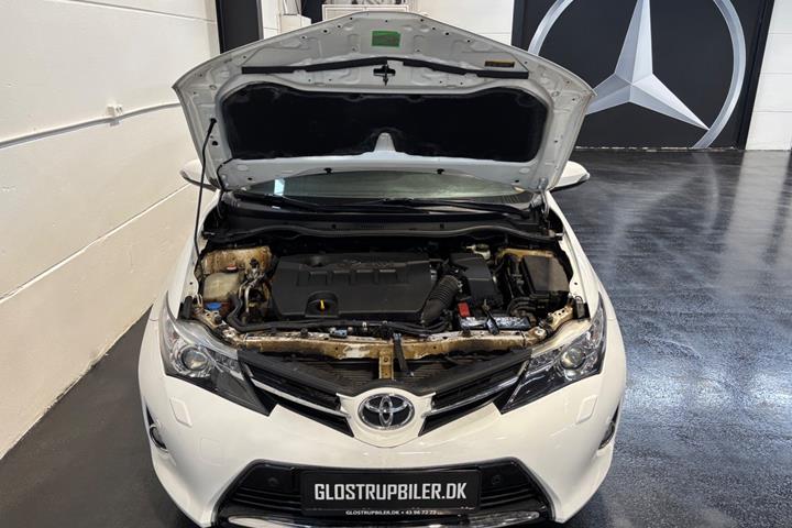 Hvid Toyota Auris fra 2015