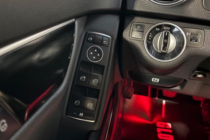 Sort Mercedes C200 fra 2012