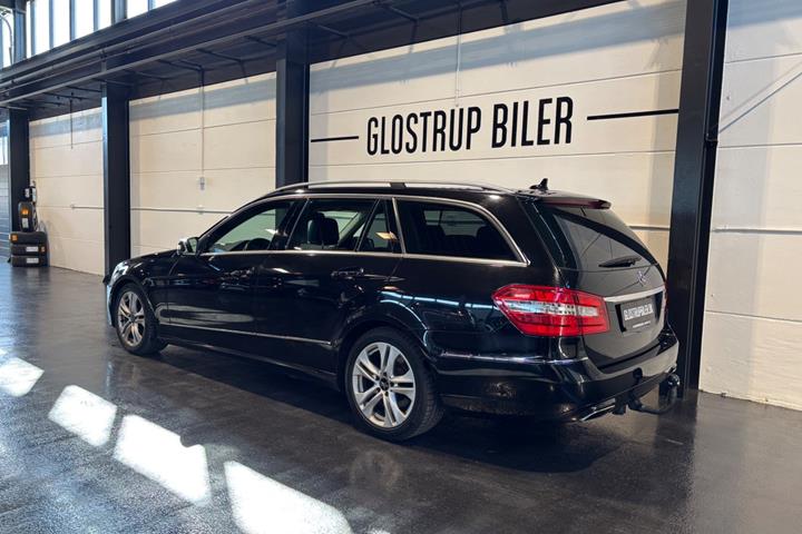 Sort Mercedes E220 fra 2012