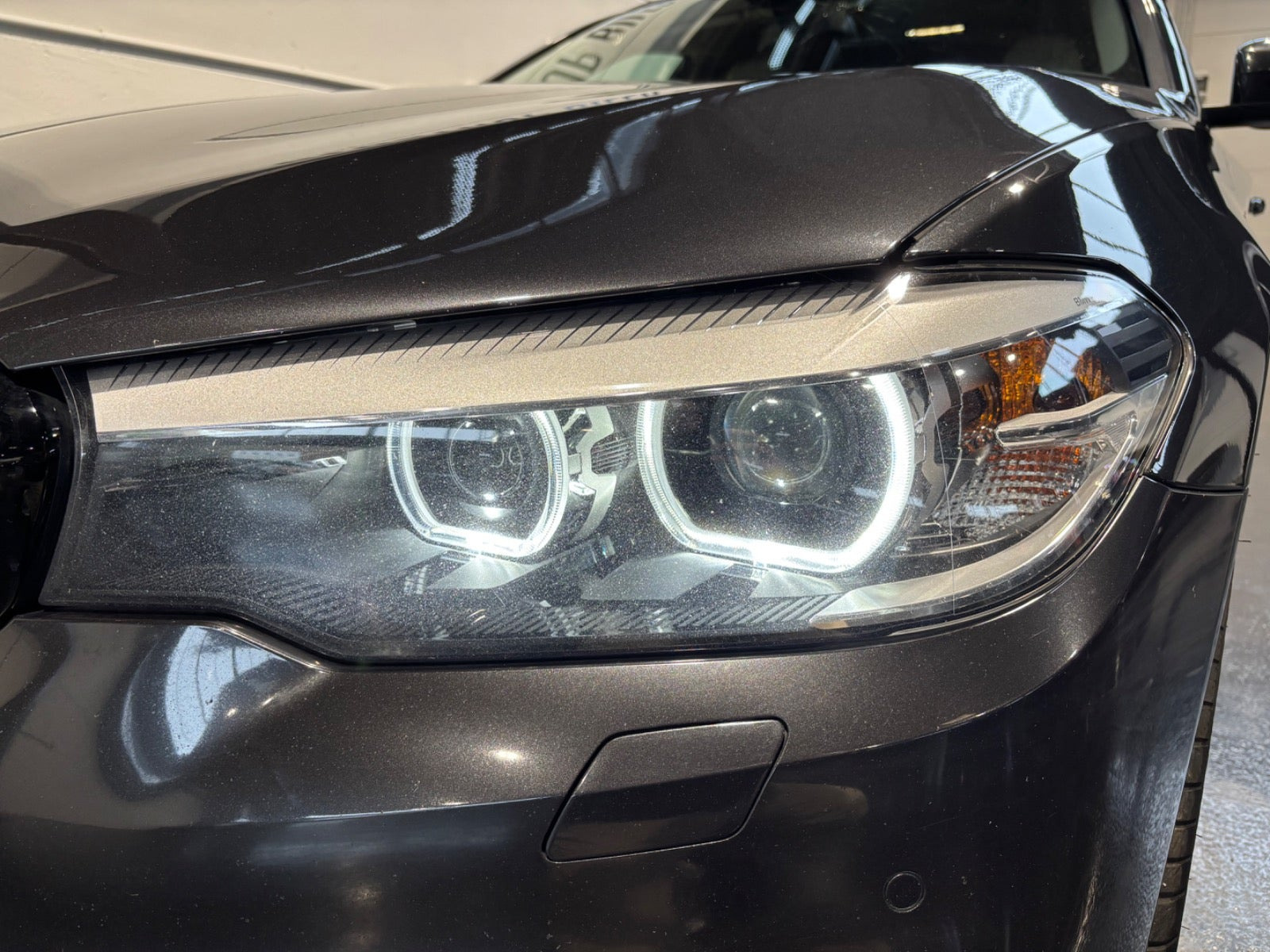 Grå BMW 520d fra 2018