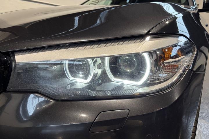 Grå BMW 520d fra 2018