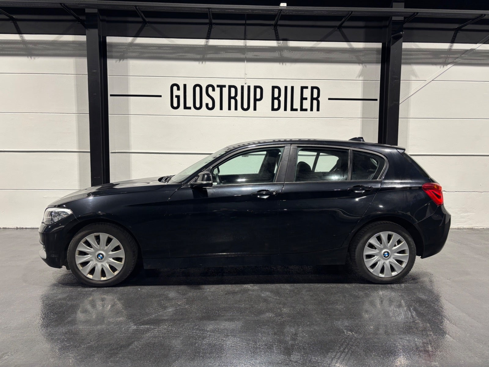 Sort BMW 120i fra 2016