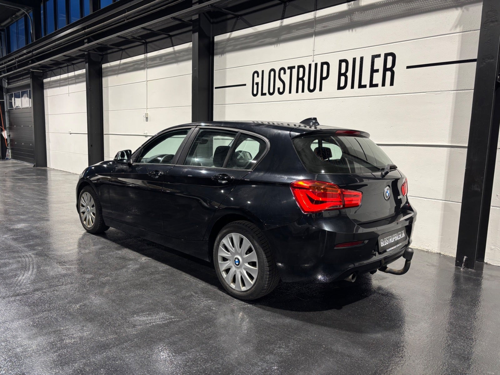 Sort BMW 120i fra 2016
