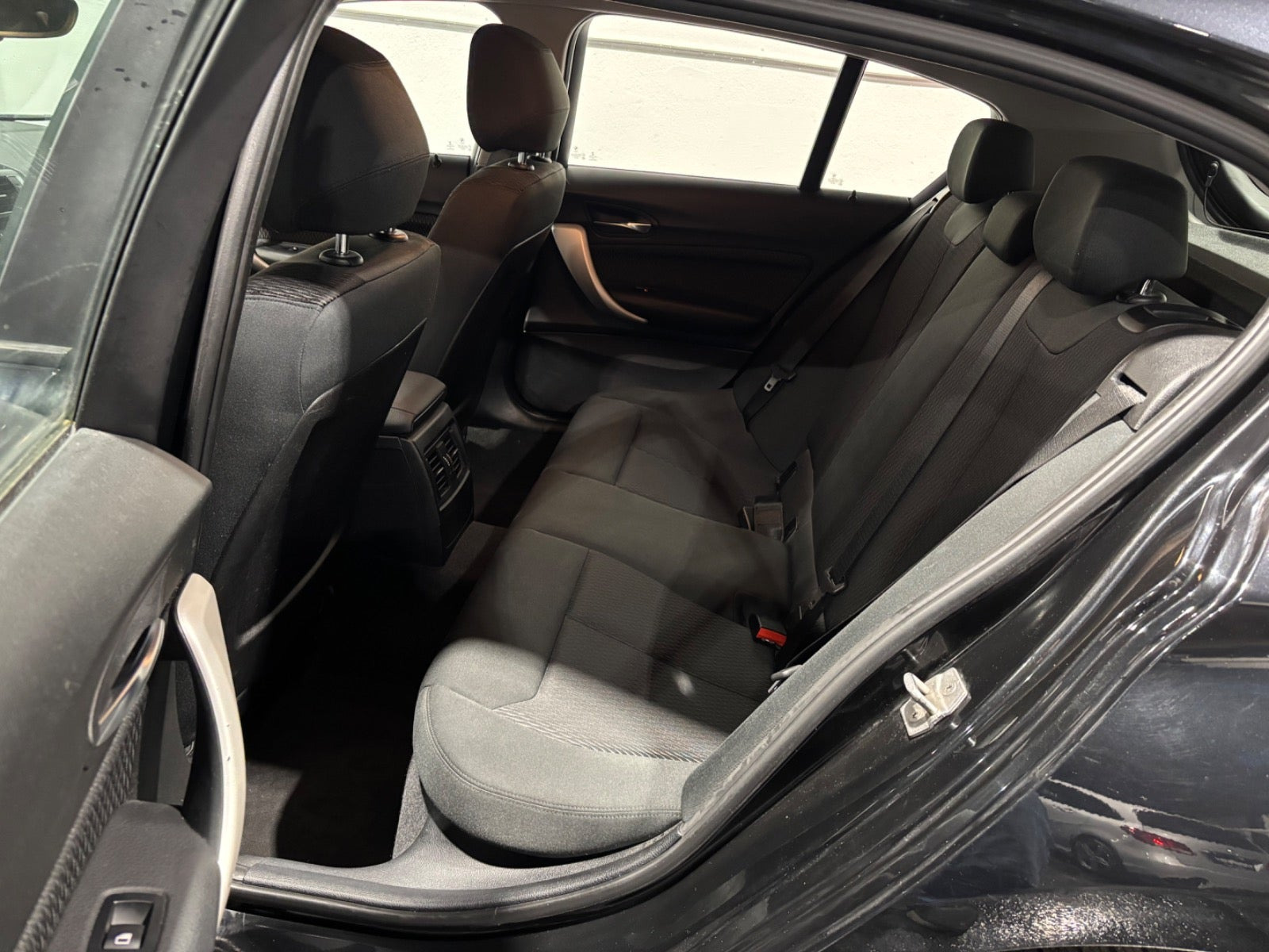 Sort BMW 120i fra 2016