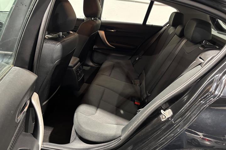 Sort BMW 120i fra 2016