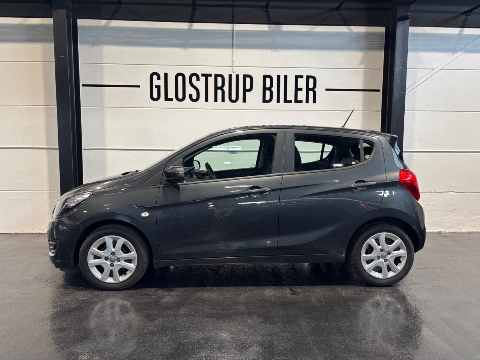 Grå Opel Karl fra 2017