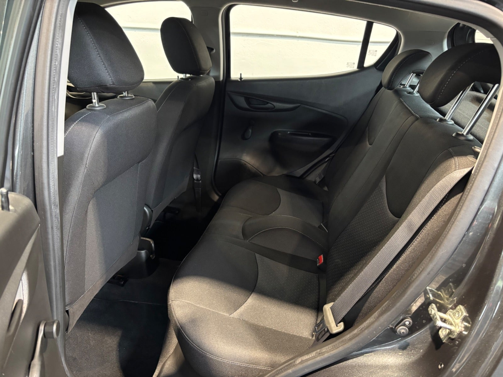 Grå Opel Karl fra 2017