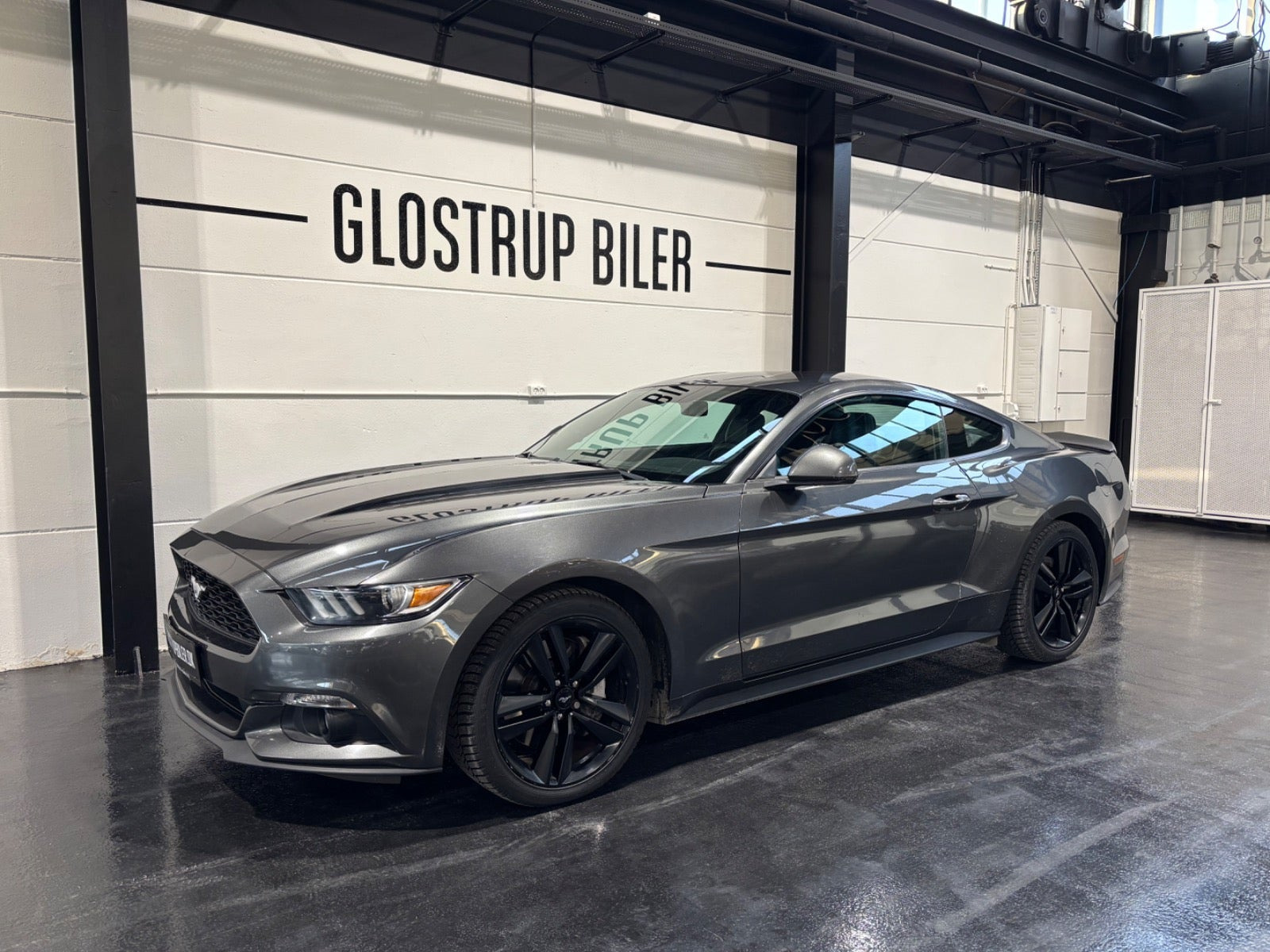 Grå Ford Mustang fra 2016
