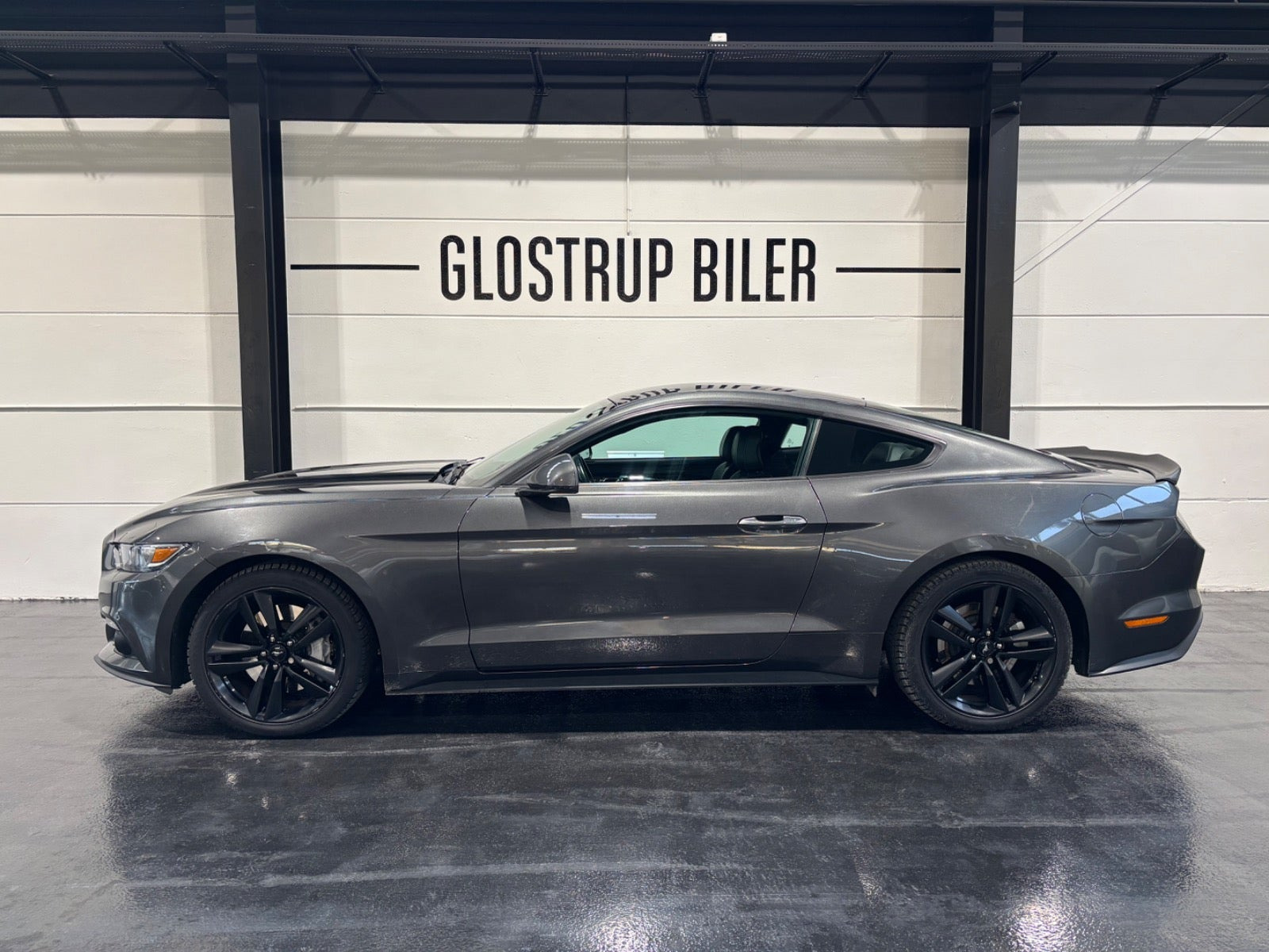 Grå Ford Mustang fra 2016