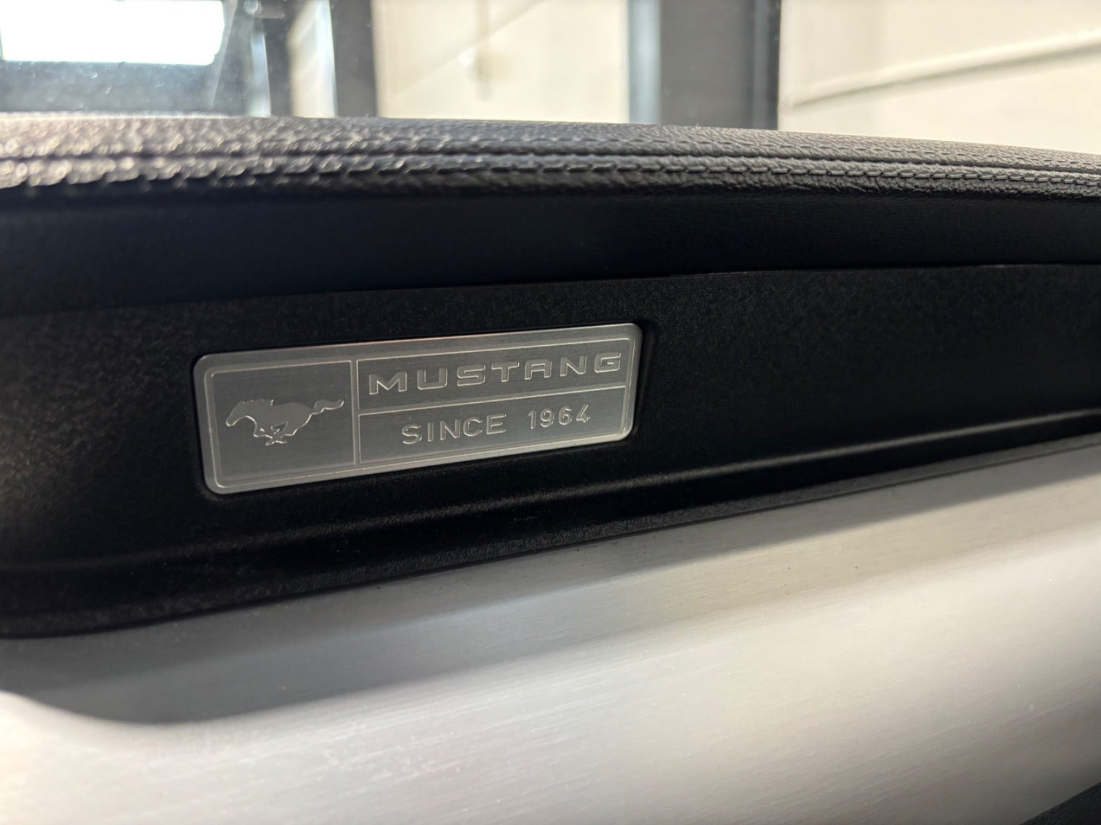 Grå Ford Mustang fra 2016