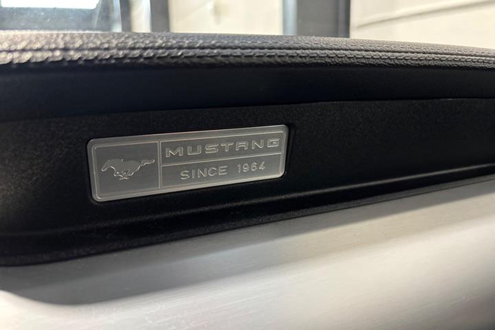 Grå Ford Mustang fra 2016