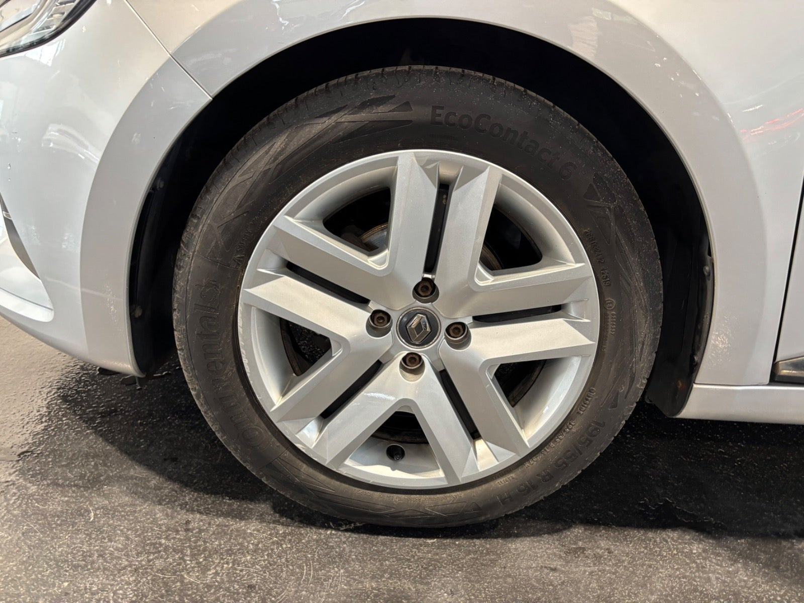 Sølv Renault Clio V fra 2019