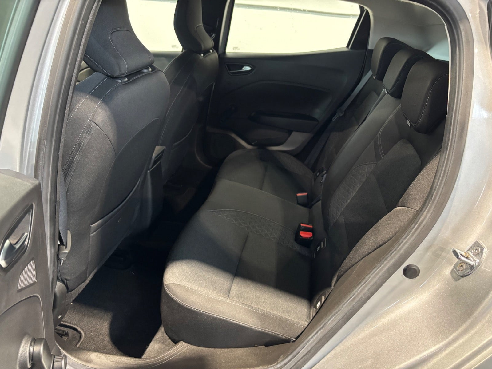 Sølv Renault Clio V fra 2019