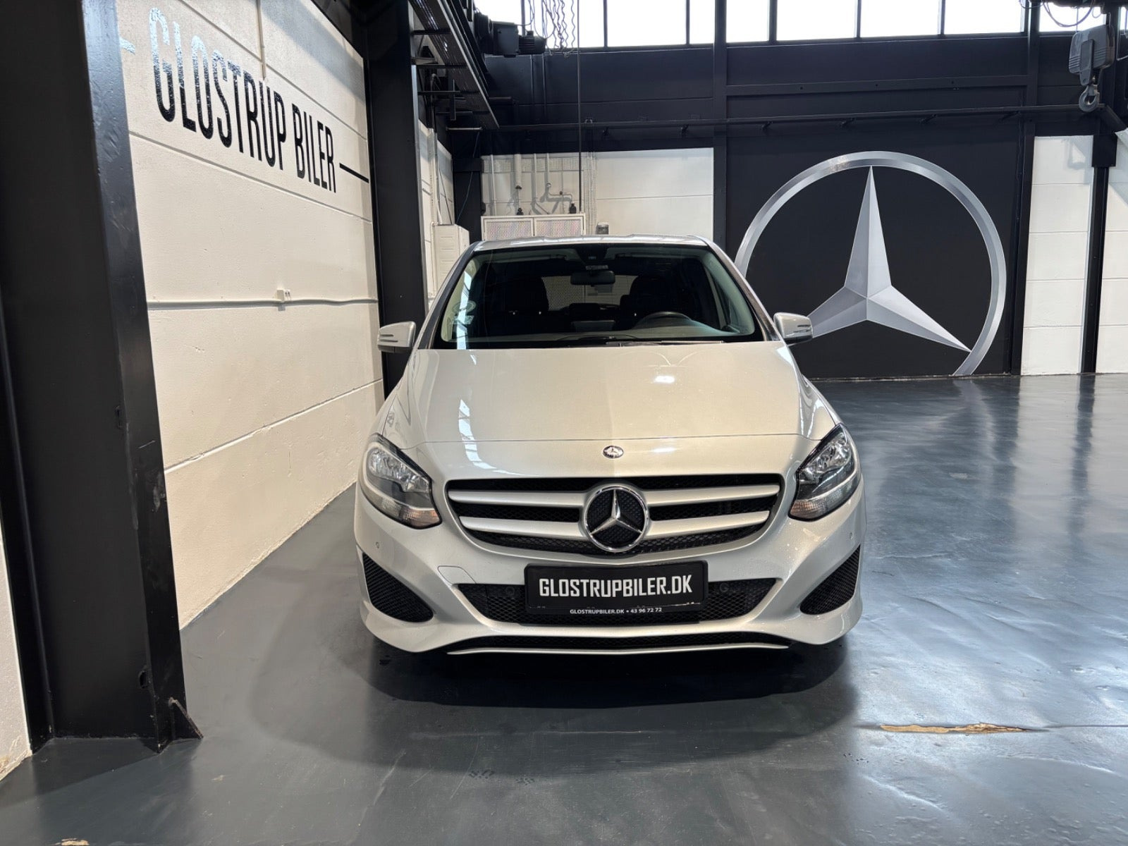 Sølv Mercedes B180 fra 2015