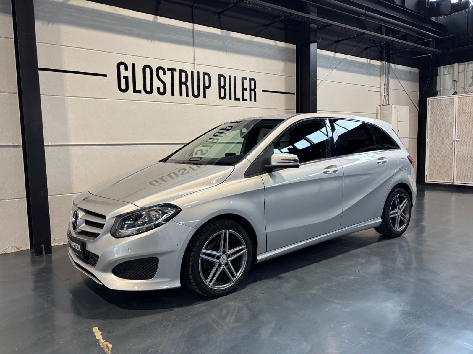 Sølv Mercedes B180 fra 2015