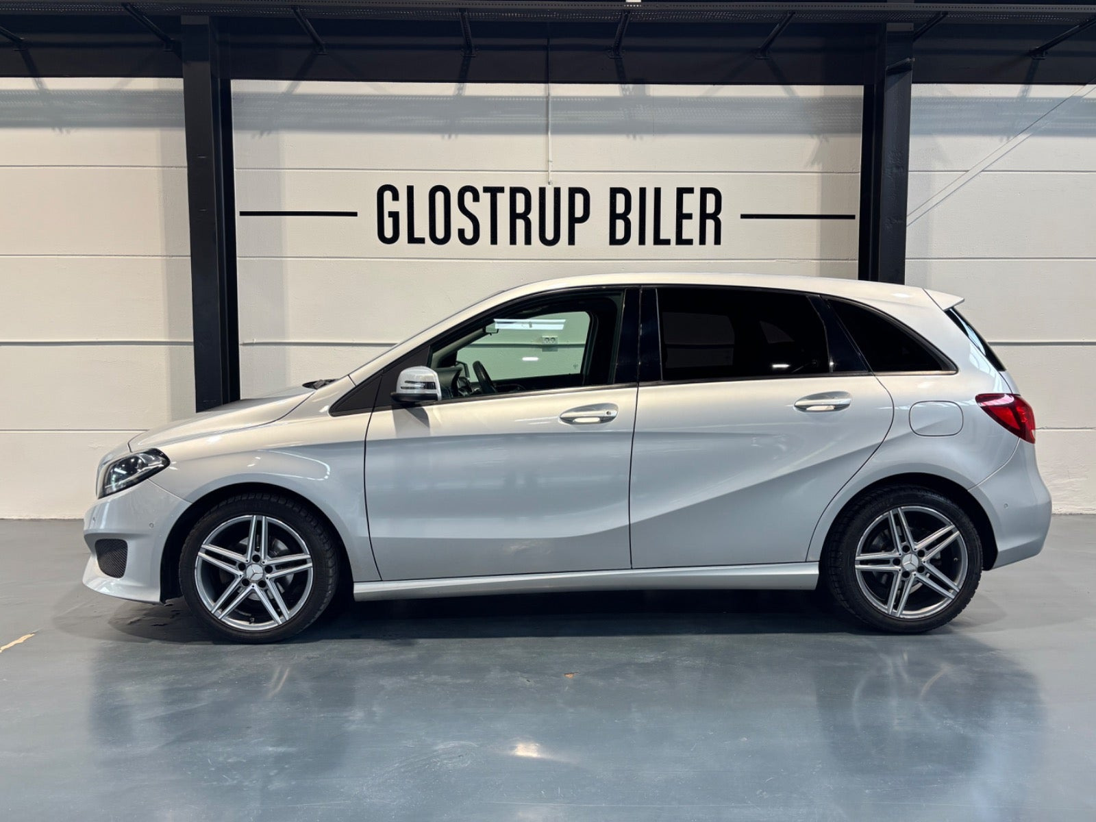 Sølv Mercedes B180 fra 2015