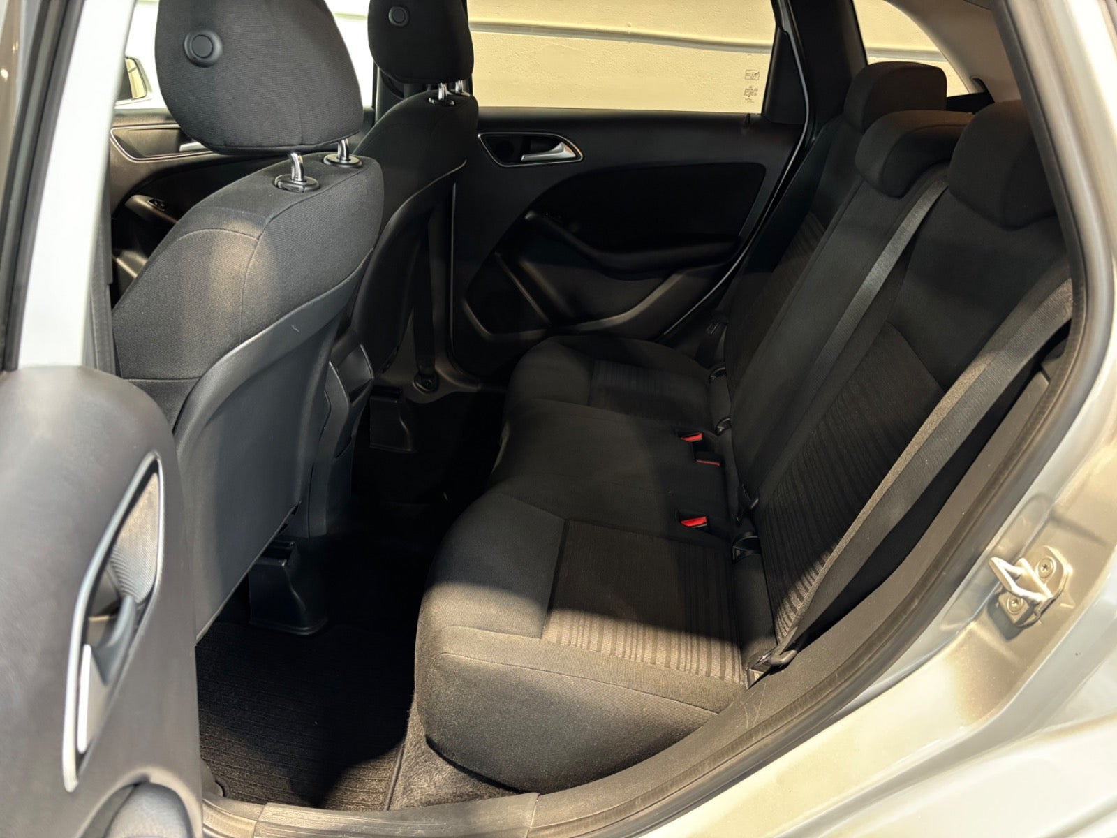 Sølv Mercedes B180 fra 2015