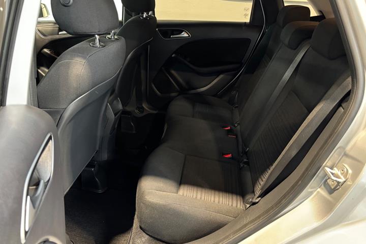 Sølv Mercedes B180 fra 2015