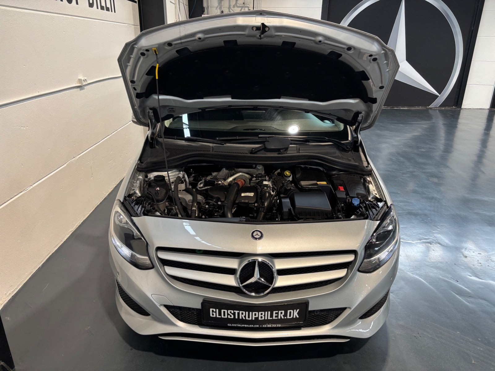 Sølv Mercedes B180 fra 2015