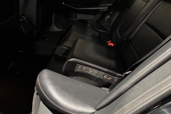 Sort Mercedes E200 fra 2013