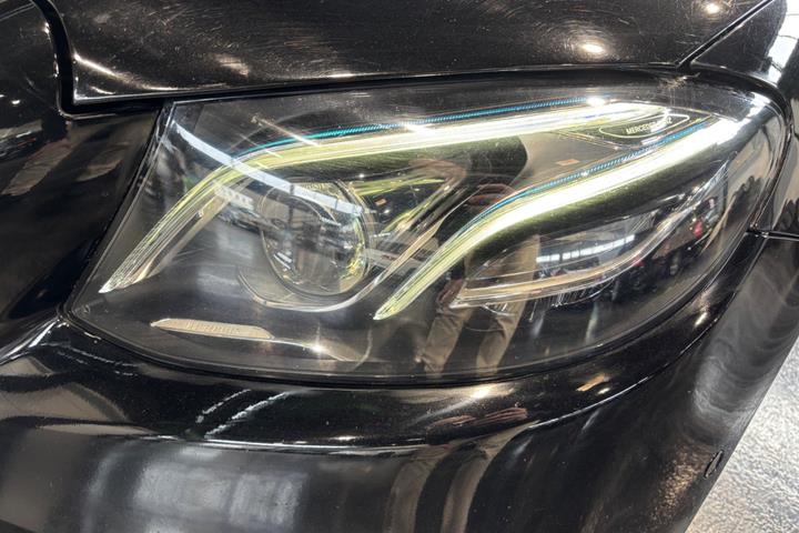 Sort Mercedes E220 d fra 2017