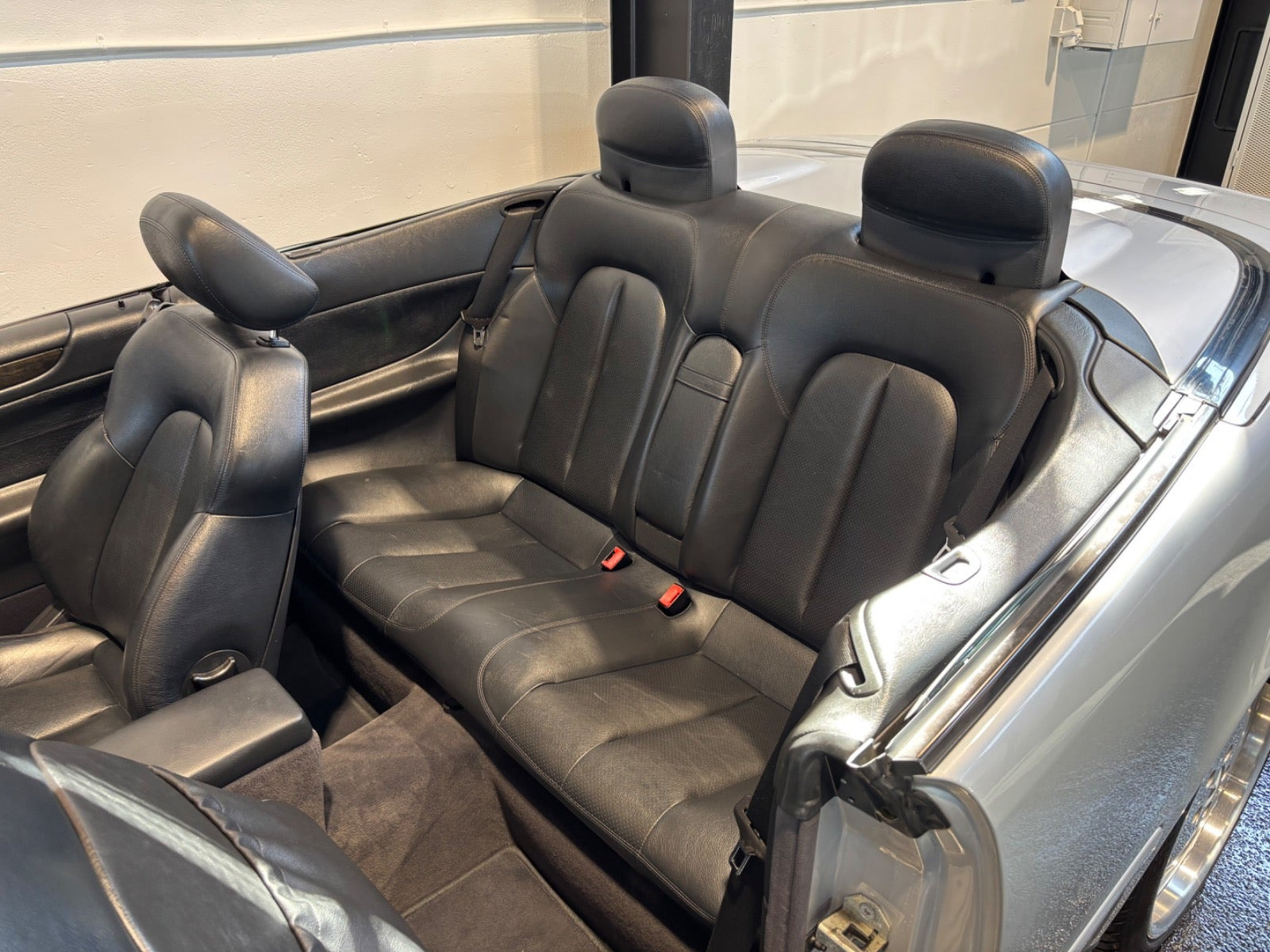 Sølv Mercedes CLK200 fra 2001