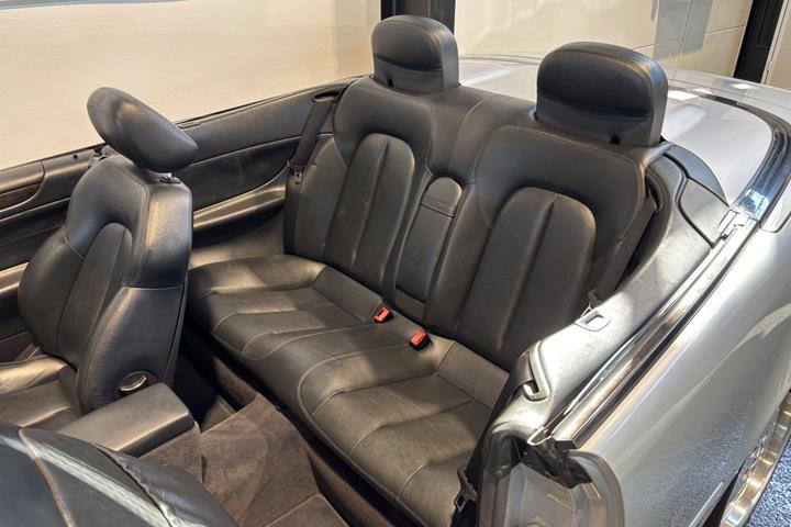 Sølv Mercedes CLK200 fra 2001