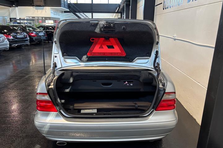 Sølv Mercedes CLK200 fra 2001