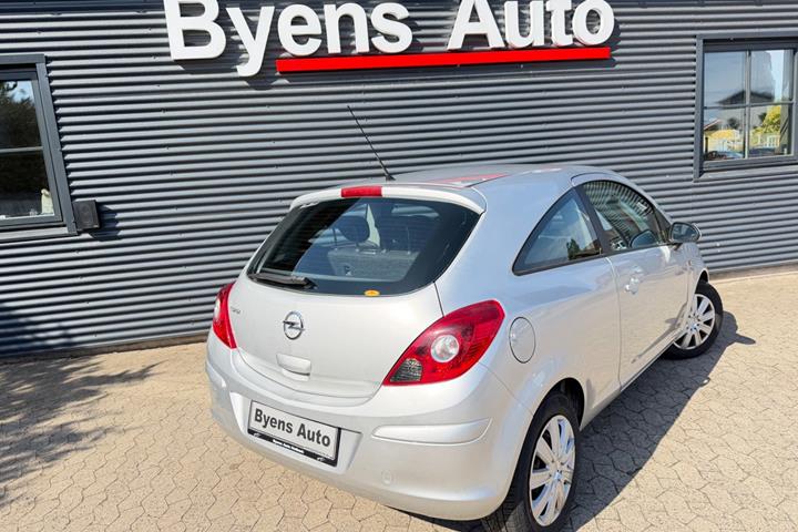 Sølv Opel Corsa fra 2012