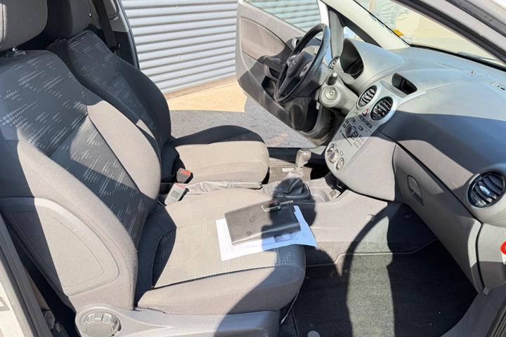 Sølv Opel Corsa fra 2012